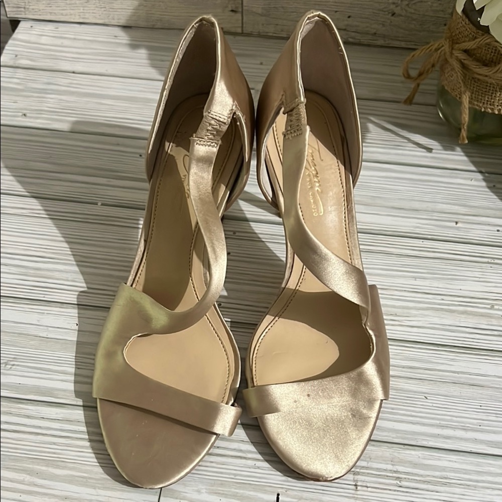 Vince Camuto Cream Sandals with Sleek Silhouette